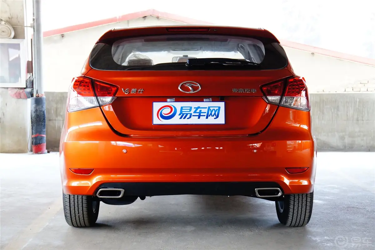 V6菱仕1.5L CVT 女性豪华版正后水平