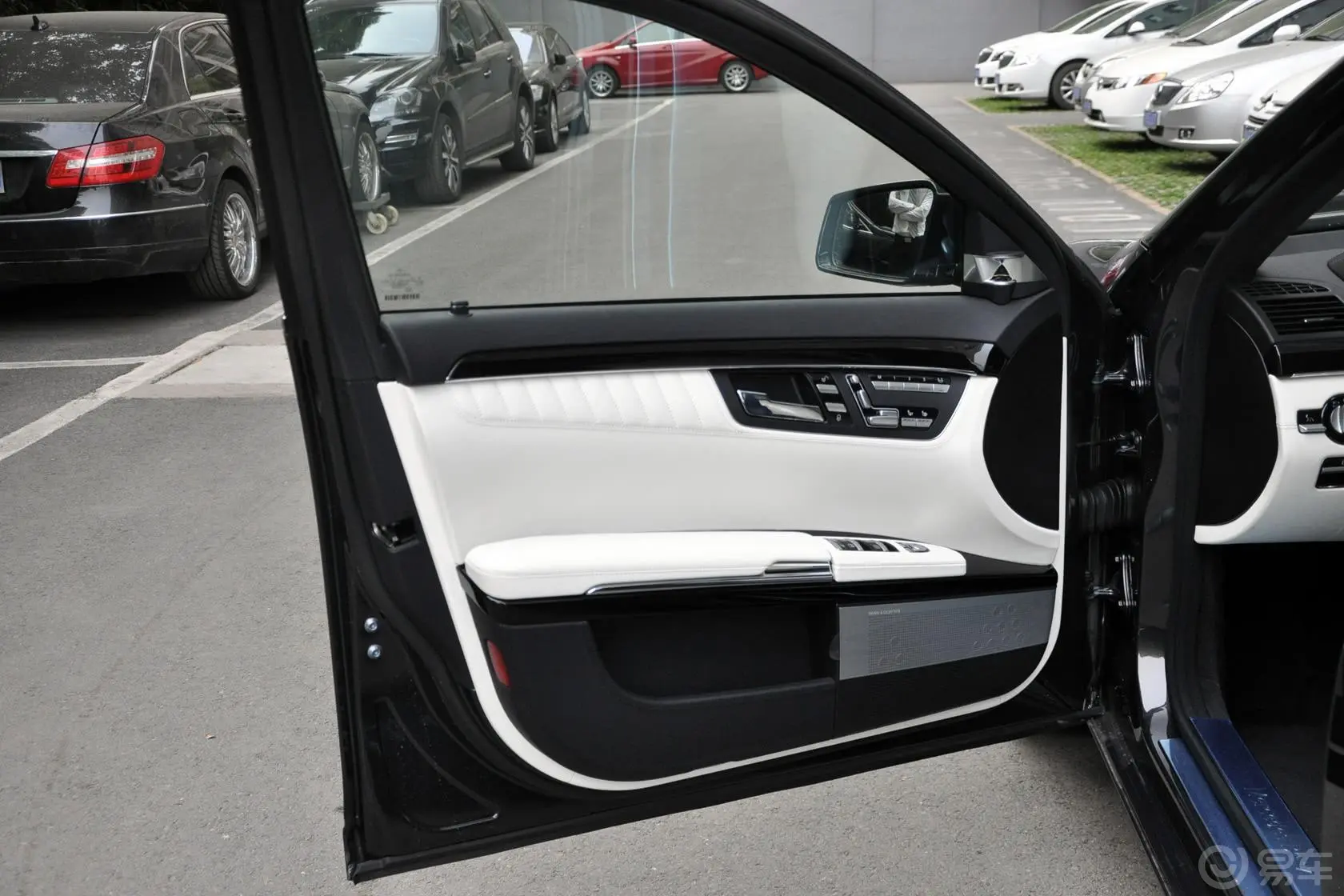 奔驰S级S600L Grand Edition驾驶员侧车门内门板