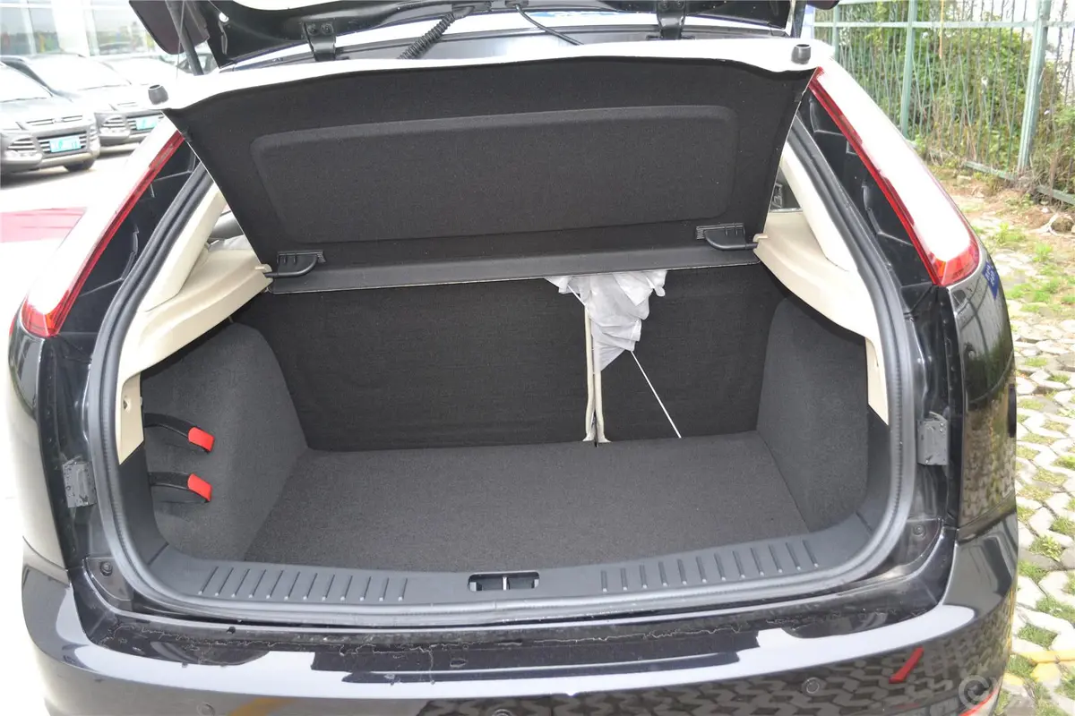 福克斯两厢 经典款 1.8L 手动 时尚型行李箱空间