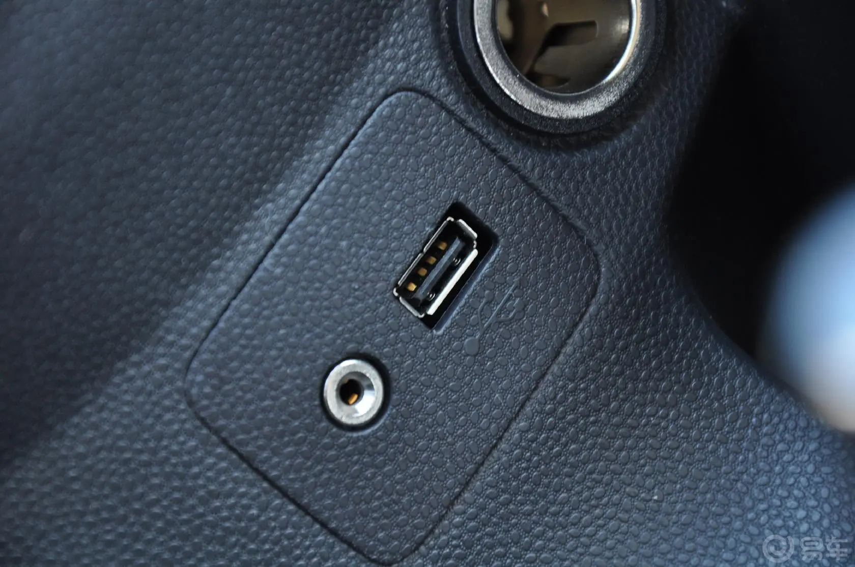嘉年华两厢 1.5L 手动 时尚型USB接口