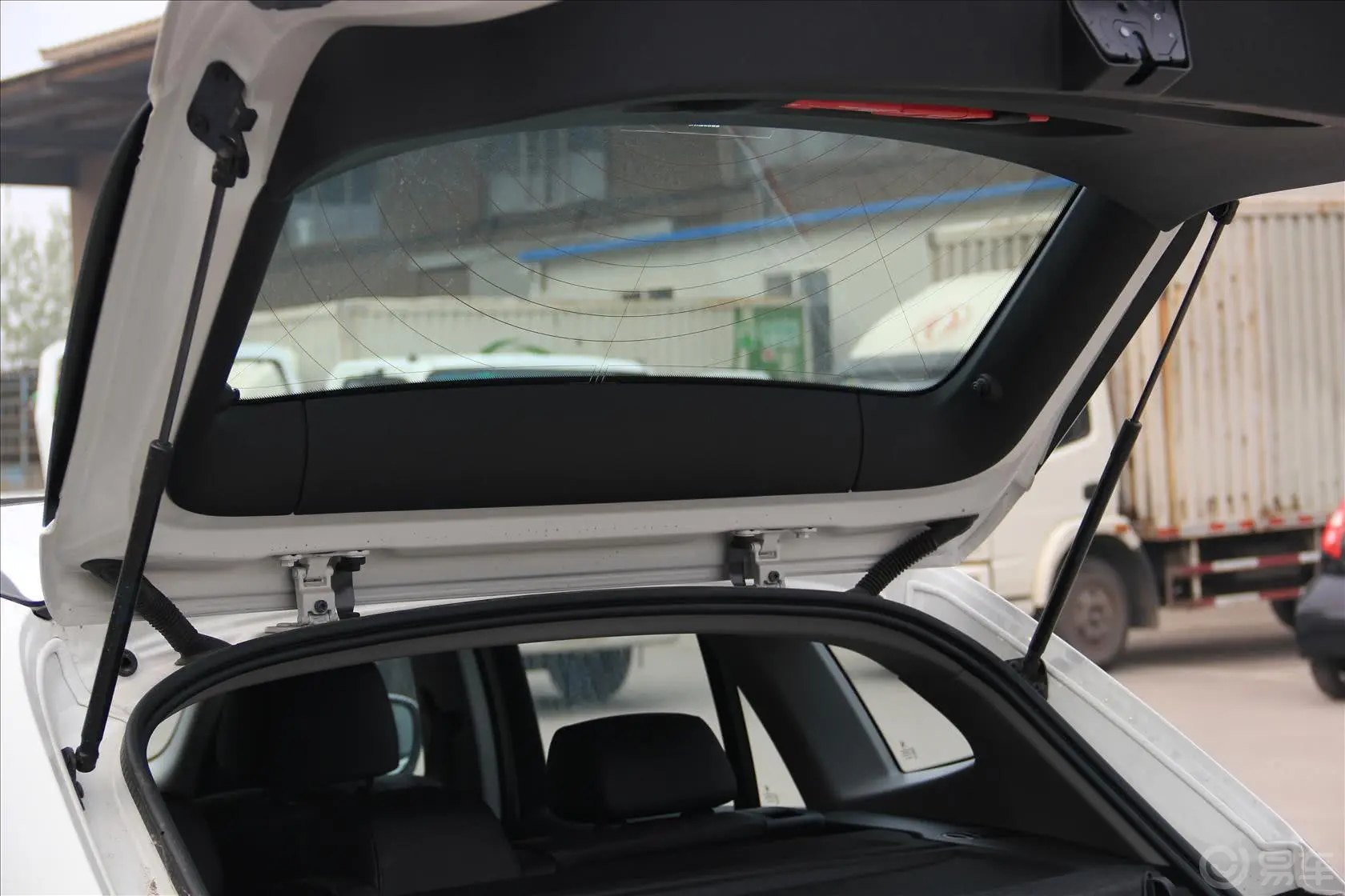 宝马X1xDrive28i X设计套装行李厢支撑杆