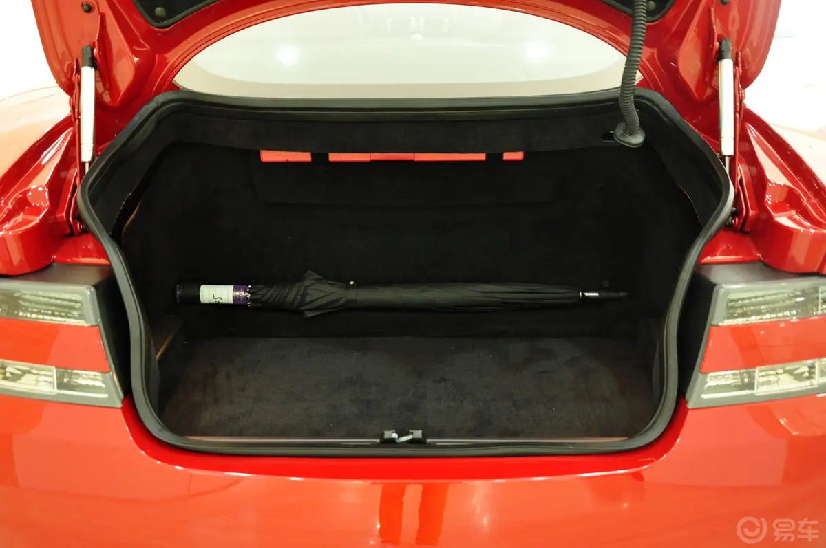 阿斯顿·马丁DB96.0L Coupe行李箱空间