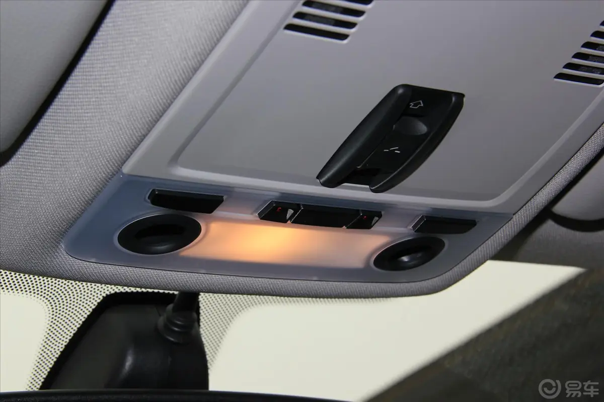 宝马X1xDrive28i X设计套装前排车顶中央控制区