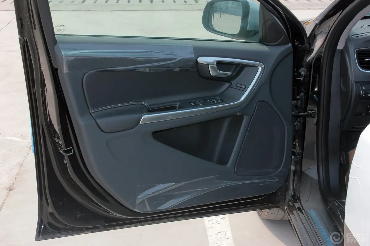 沃尔沃V60T6 R-Design 个性运动版驾驶员侧车门内门板