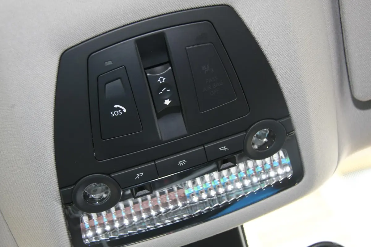 宝马7系740Li xDrive前排车顶中央控制区