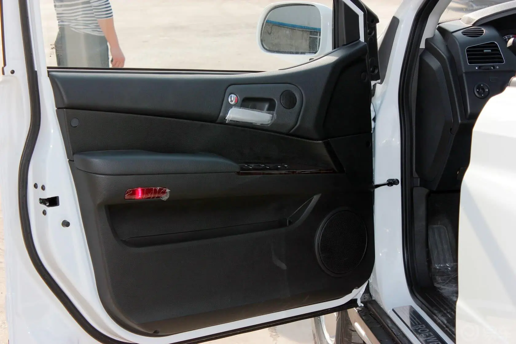 荣威W51.8T 自动 两驱 胜域版驾驶员侧车门内门板