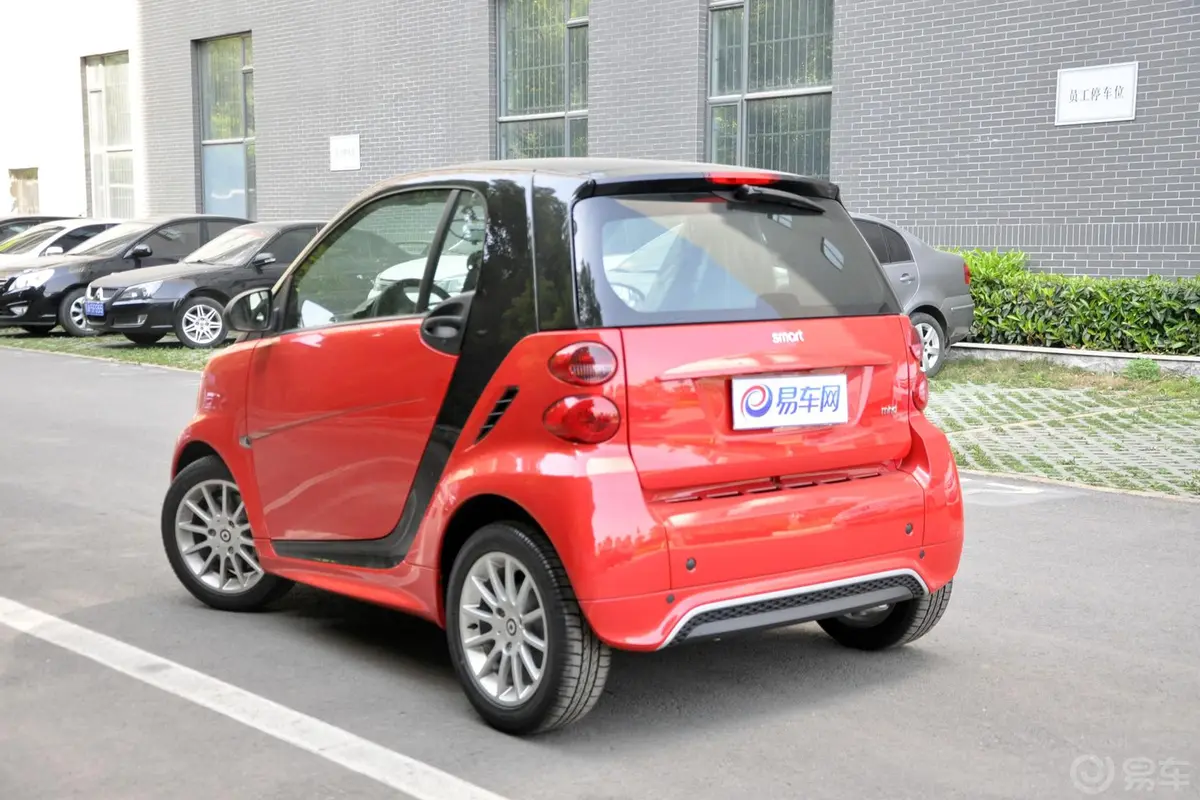 smart fortwo1.0L MHD 硬顶舒适版侧后45度车头向左水平