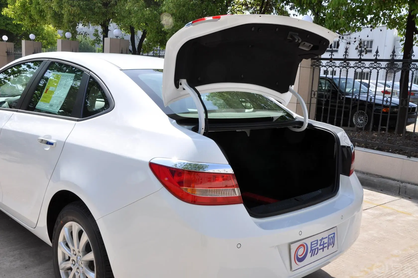 英朗GT 1.8L 自动 时尚型 真皮版行李厢开口范围