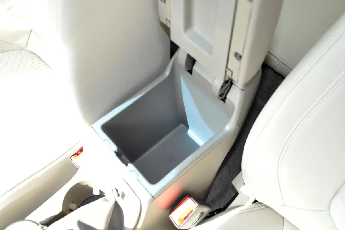 英朗GT 1.8L 自动 时尚型 真皮版前排中央扶手箱空间