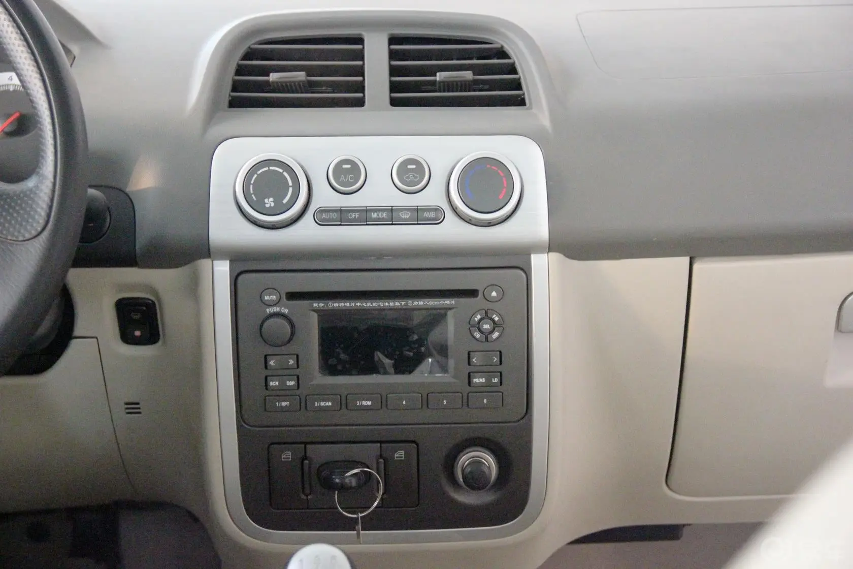 众泰50081.3L 手动 舒适型中控台整体
