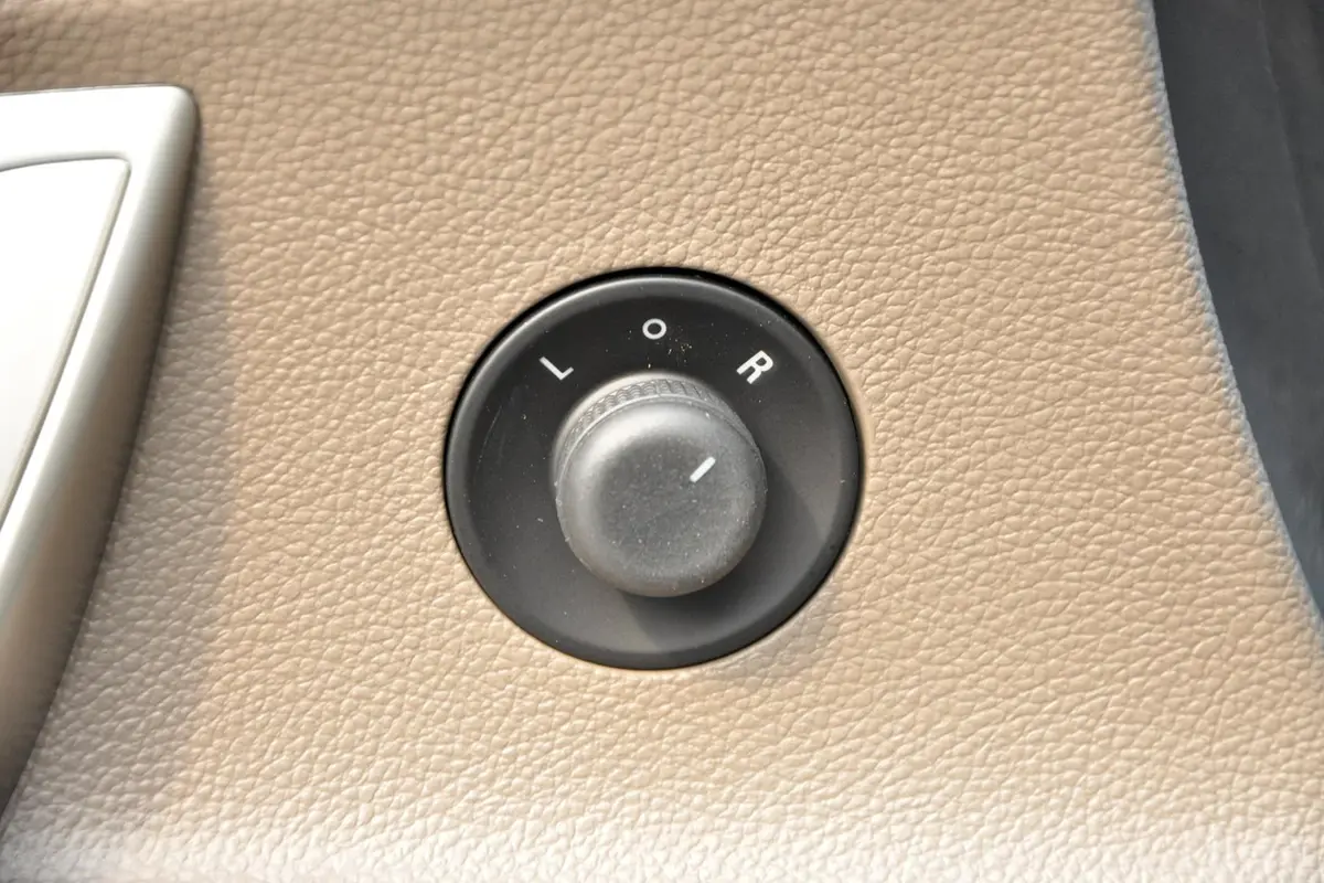 英朗GT 1.6L 手自一体 舒适版外后视镜控制键