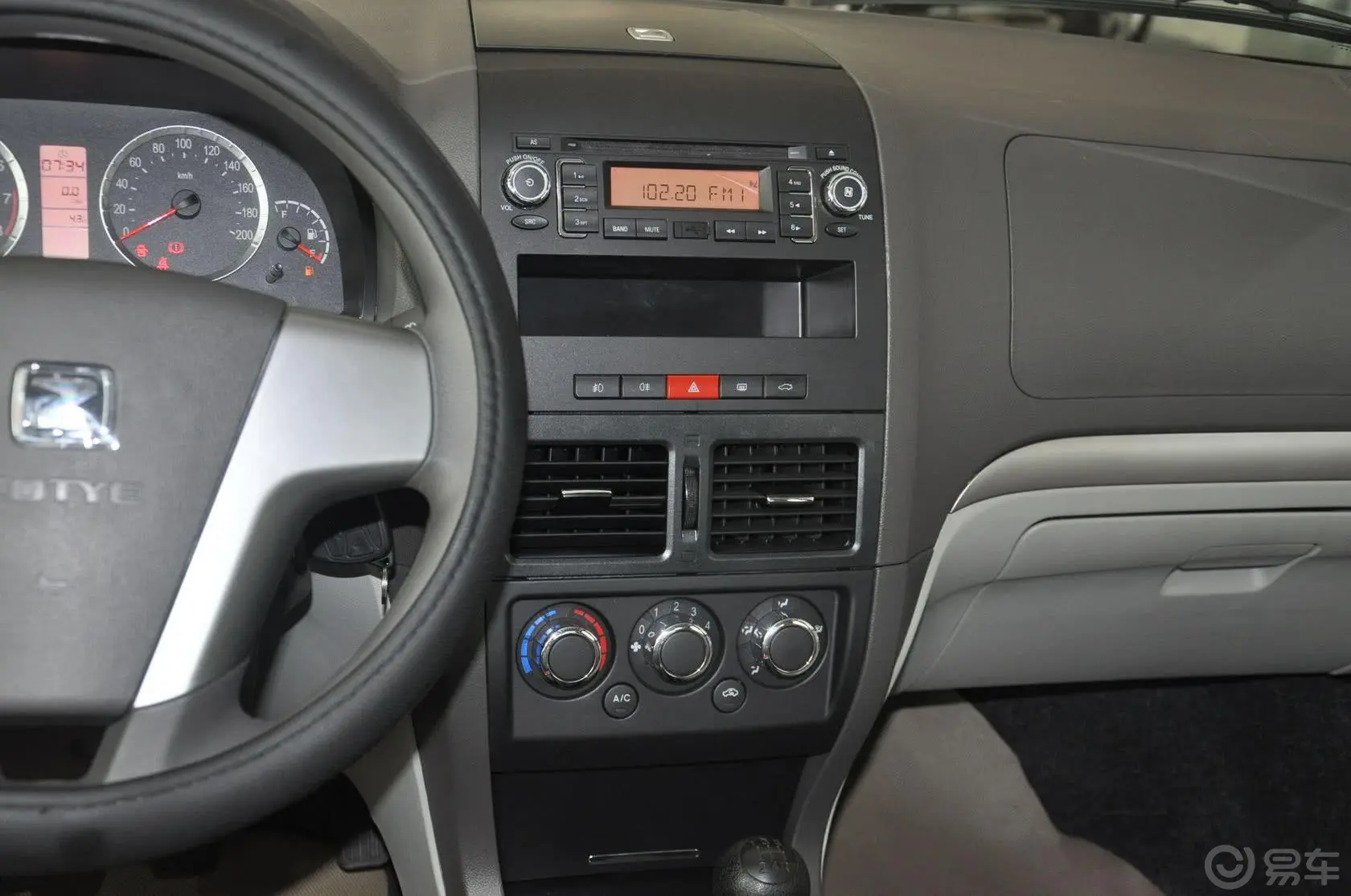 众泰Z2001.3L 手动舒适型4A90M中控台驾驶员方向