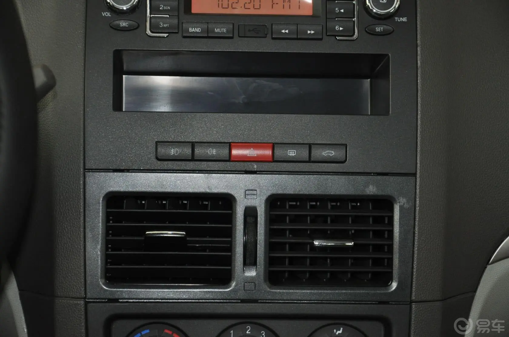 众泰Z2001.3L 手动舒适型4A90M前出风口