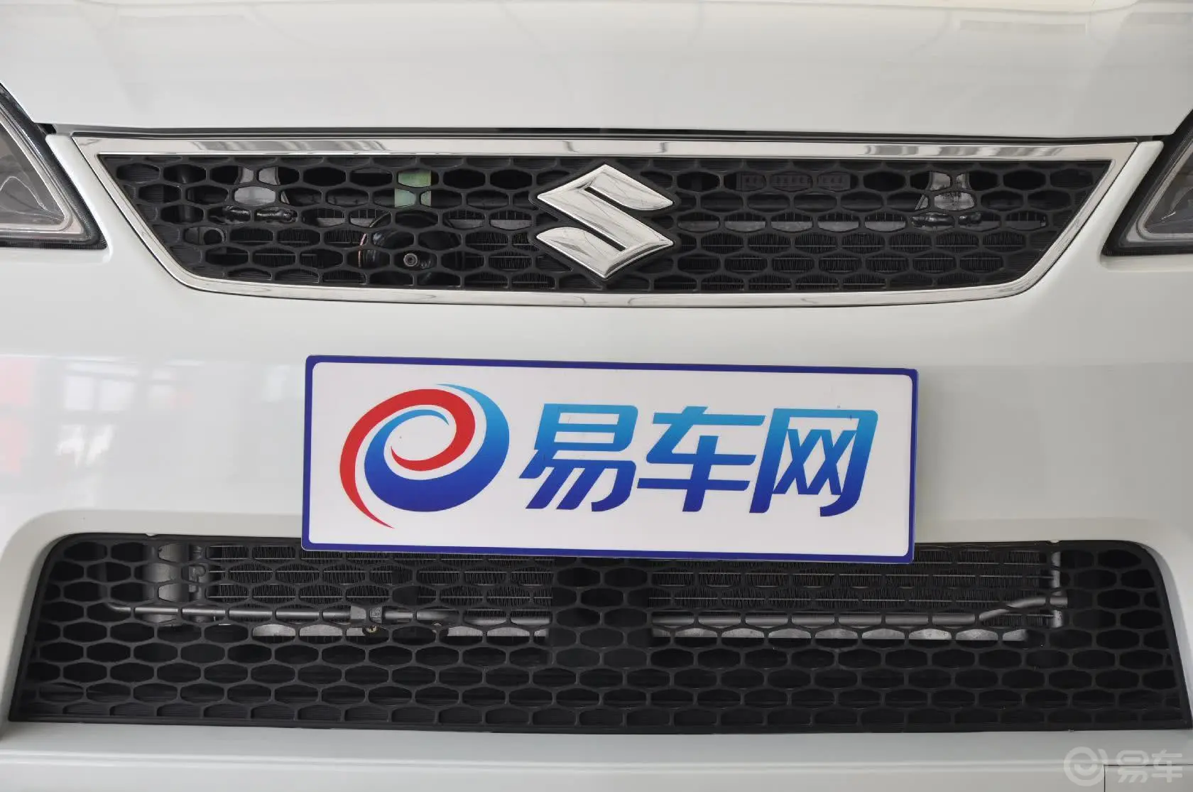 利亚纳两厢 1.4L VVT 手动 豪华II型前格栅侧俯拍