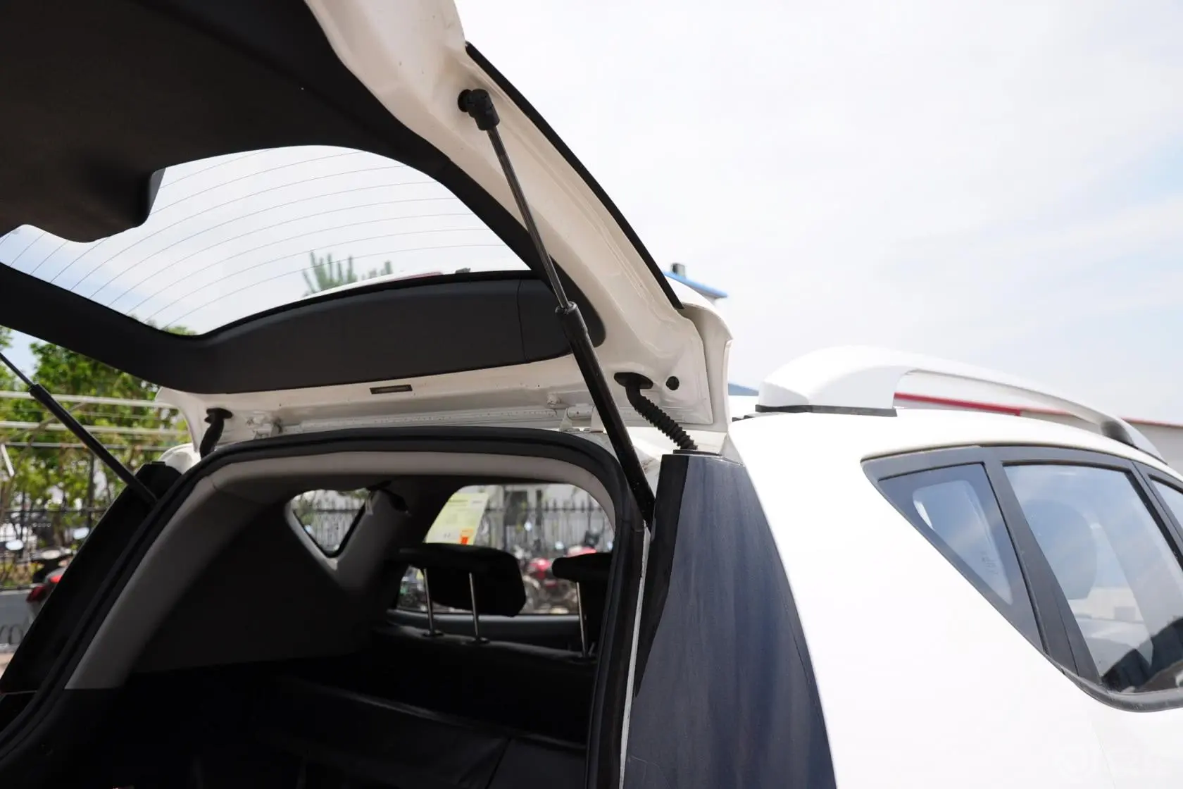 吉利SX72.0L 手动 精英型行李厢支撑杆
