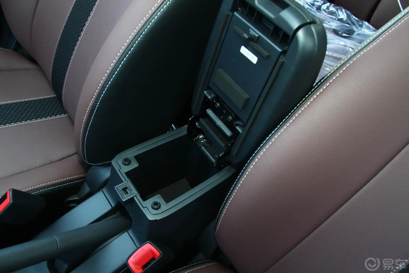 天语 SX4锐骑 1.6L 自动基本型前排中央扶手箱空间
