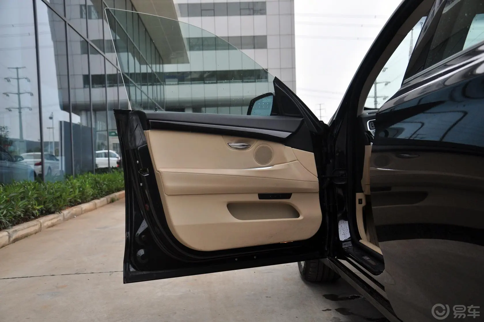 宝马5系GT535i xDrive 豪华型驾驶员侧车门内门板