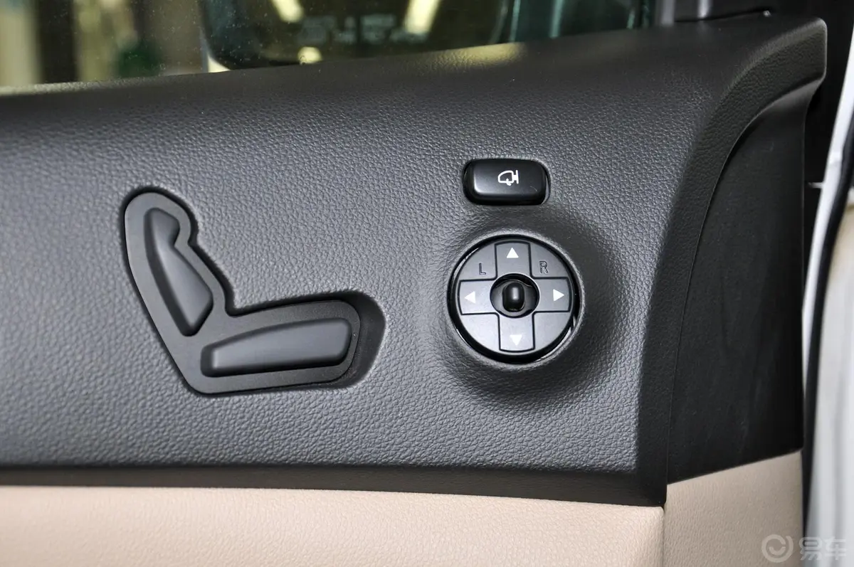起亚VQ2.7 汽油 舒适版座椅调节键