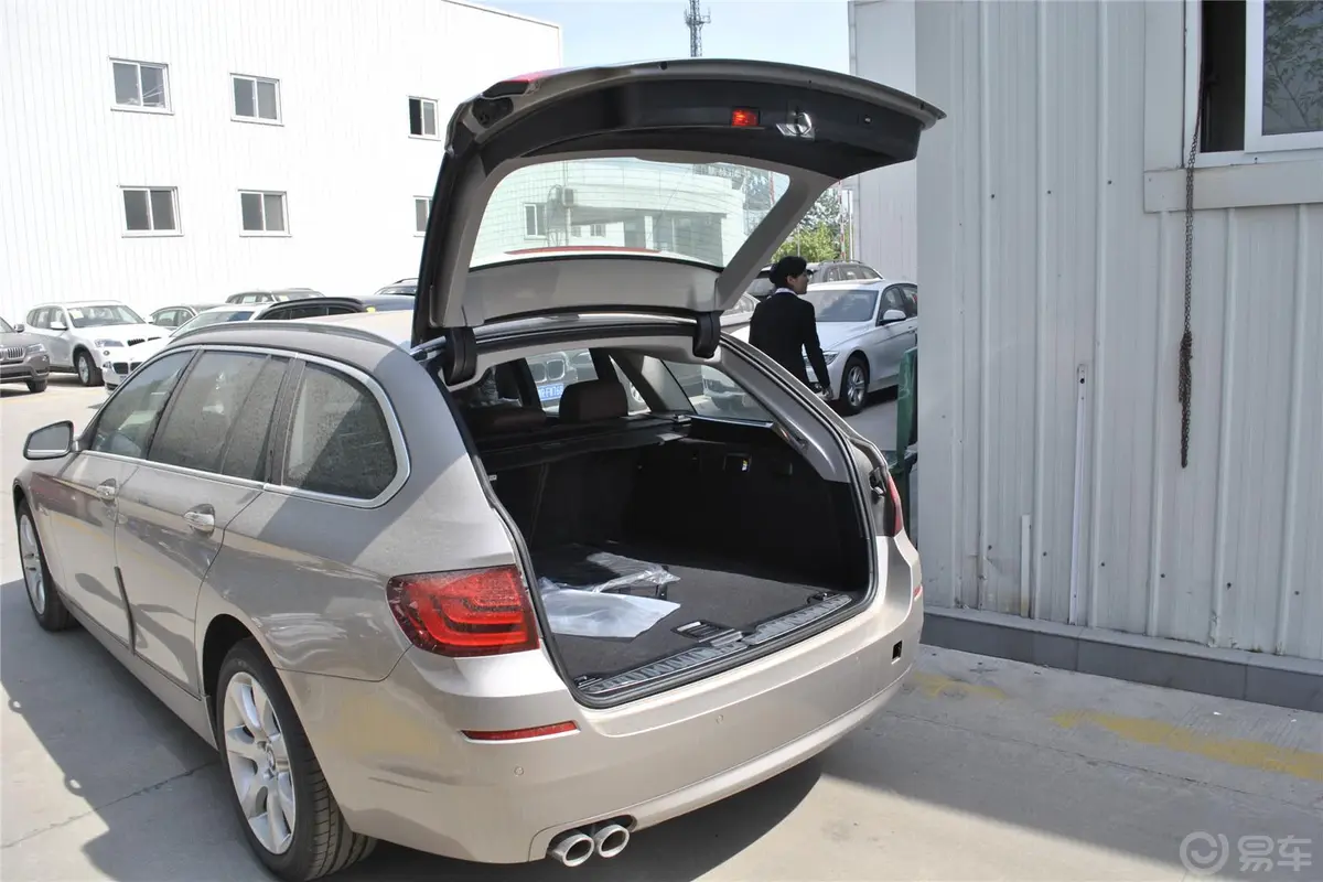宝马5系(进口)530i 领先型 旅行版行李厢开口范围