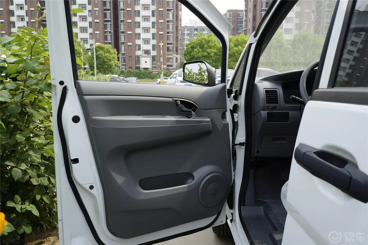 帅客1.5L 手动 标准型 ZN6441V1W4(国V+OBD)驾驶员侧车门内门板
