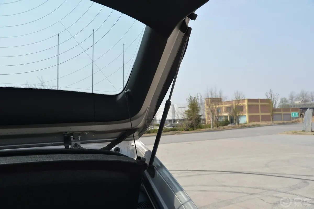 宝马X1sDrive18i 领先型行李厢支撑杆