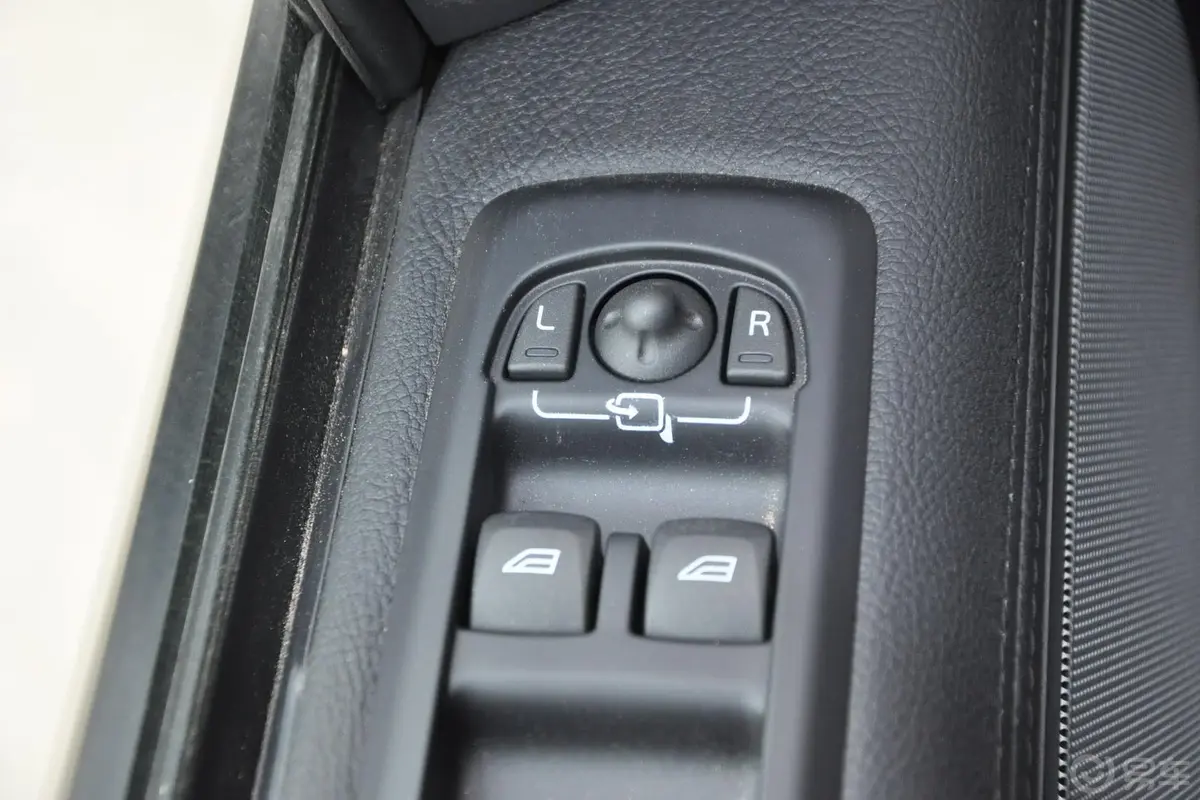 揽胜运动版3.0 TDV6 HSE 柴油款外后视镜控制键