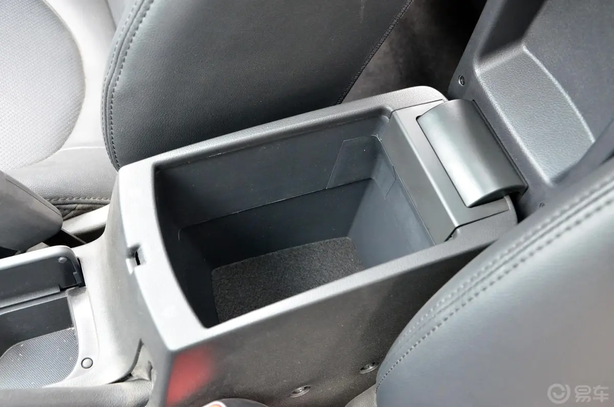 福瑞迪1.6L 自动 Premium前排中央扶手箱空间