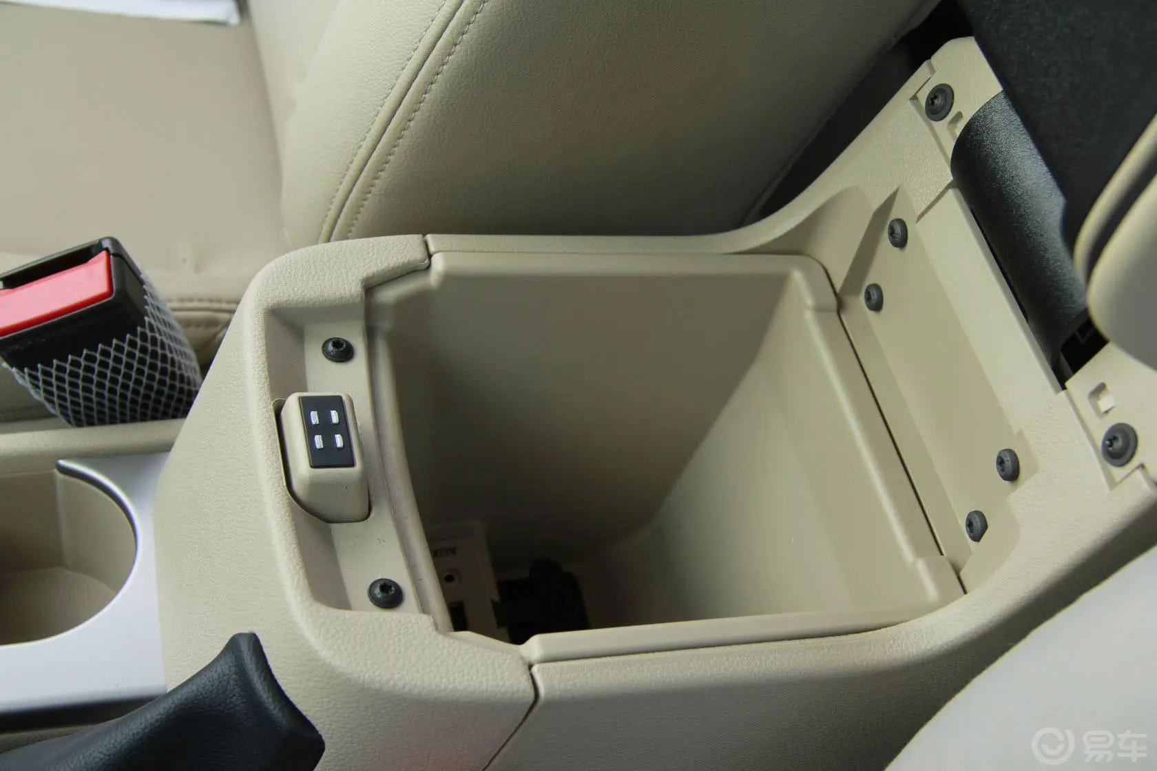 福克斯三厢 经典款 1.8L 手动 时尚型前排中央扶手箱空间
