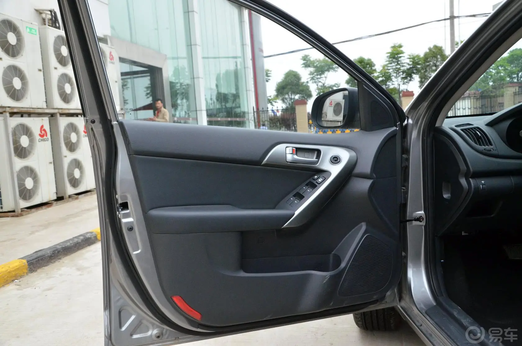 福瑞迪1.6L 自动 Premium驾驶员侧车门内门板