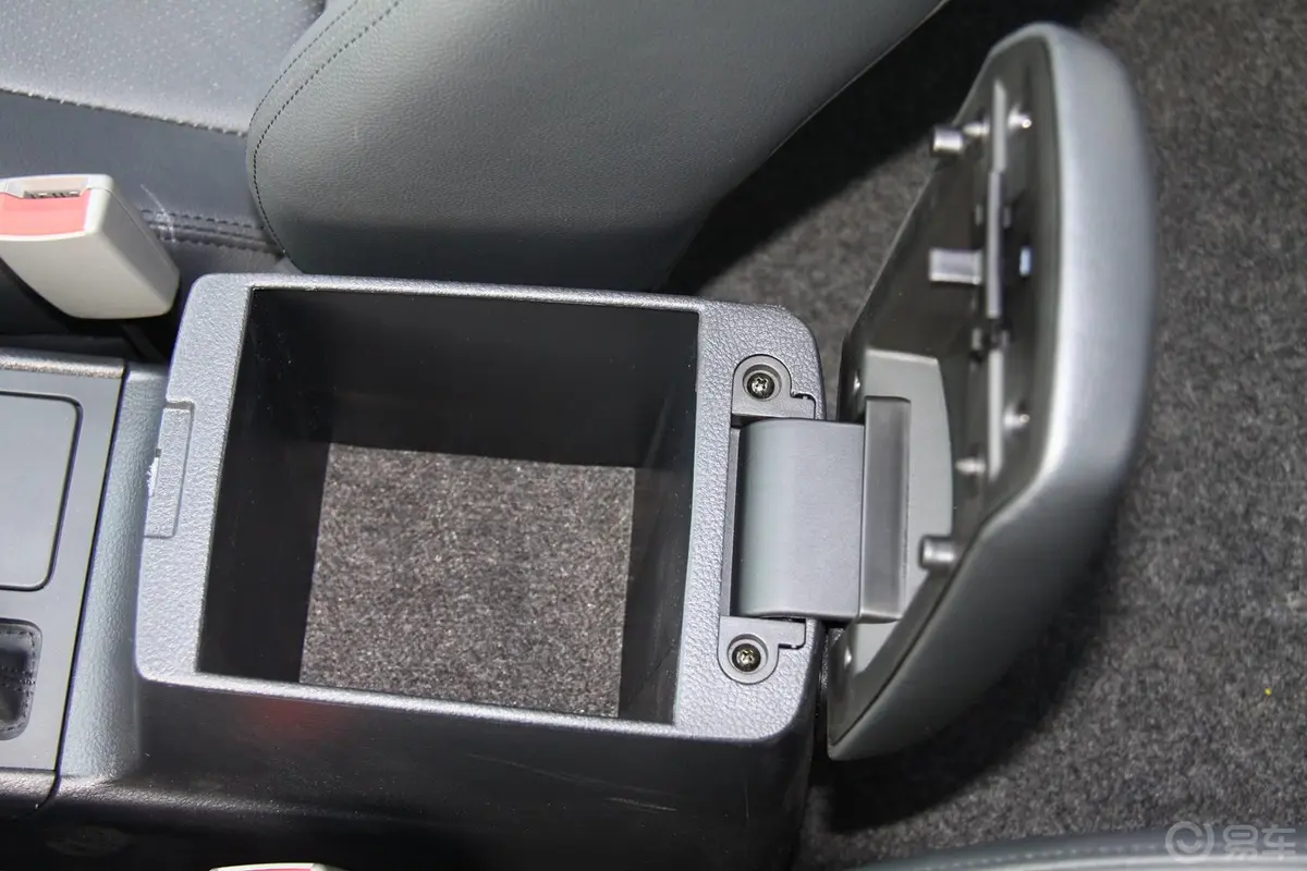 众泰Z3001.6L 自动 尊贵型前排中央扶手箱空间