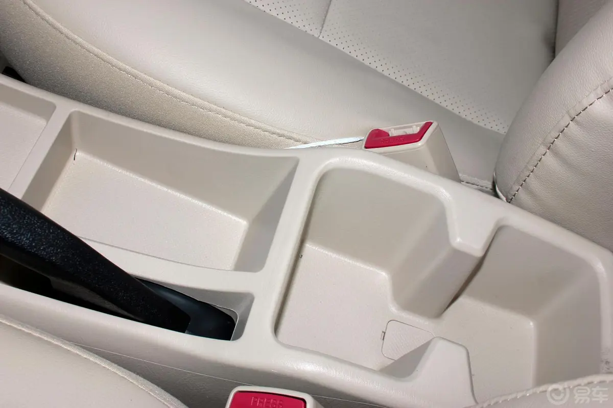 比亚迪F31.5L 手动 标准型 GL-i前排中央扶手箱空间