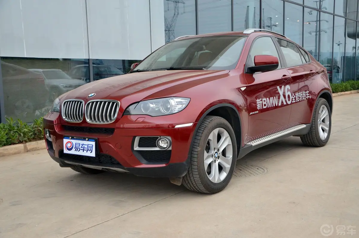 宝马X6xDrive35i 豪华型侧前45度车头向左水平