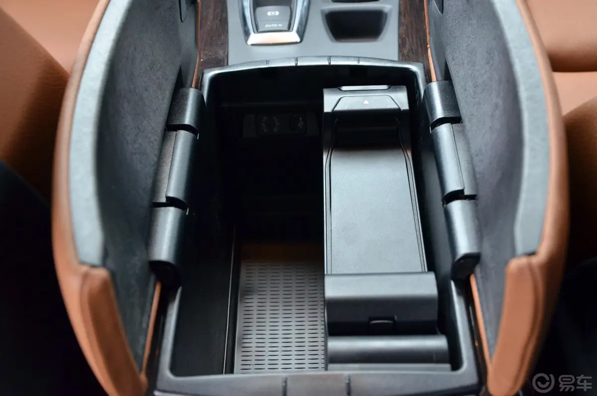 宝马X6xDrive35i 豪华型前排中央扶手箱空间