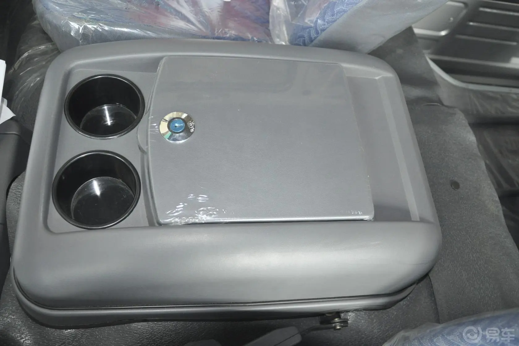 福田风景2.0L 手动 标准型 汽油 VVT 短轴前排中央扶手箱
