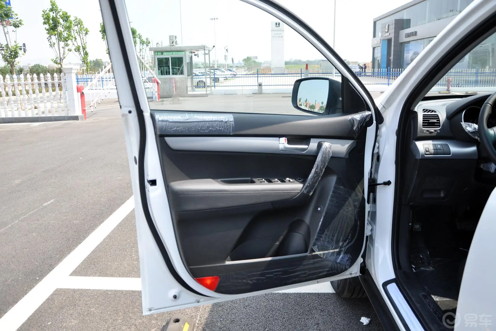 索兰托2.2L 柴油 舒适版 五座驾驶员侧车门内门板