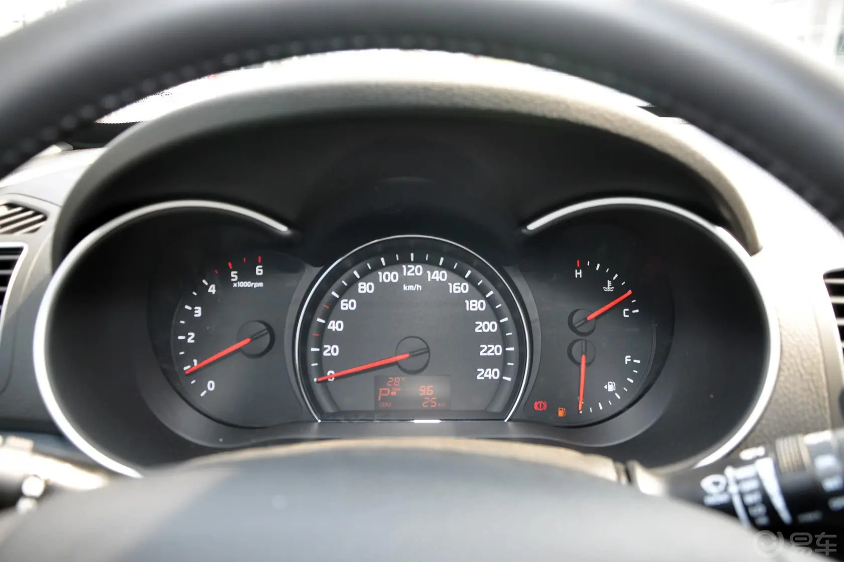 索兰托2.2L 柴油 舒适版 五座仪表盘背光显示