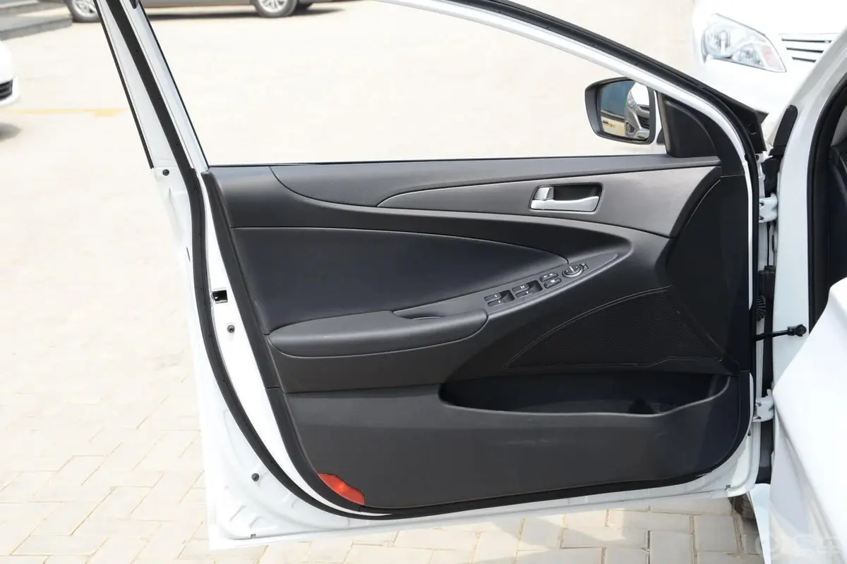 索纳塔2.0 GS 自动时尚版驾驶员侧车门内门板