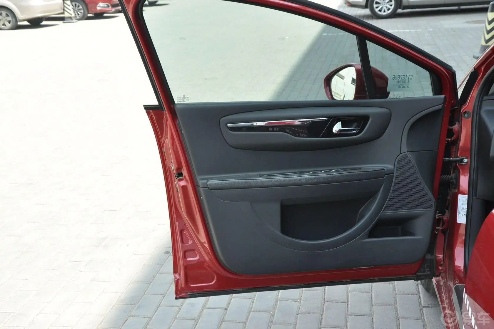 世嘉两厢 2.0L 自动 乐骋型驾驶员侧车门内门板