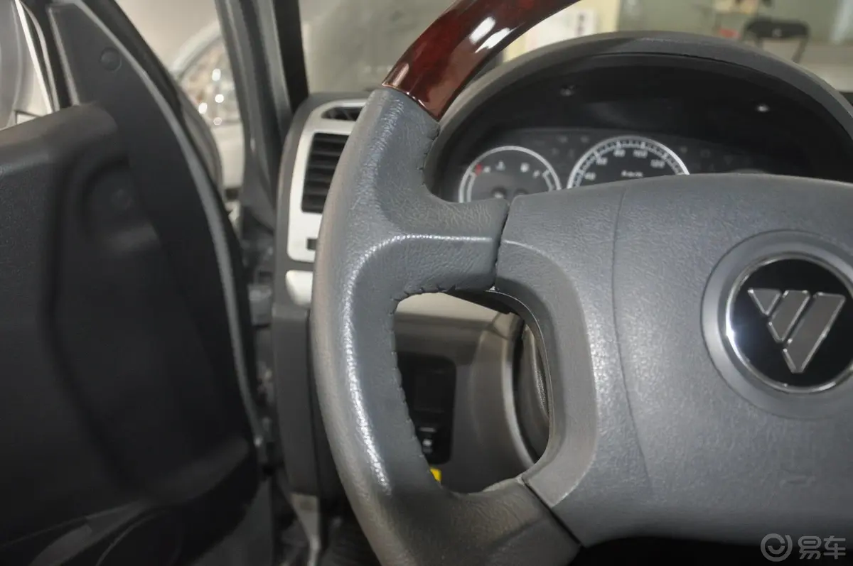 福田风景2.0L 手动 舒适型 汽油 VVT 短轴方向盘功能键（左）