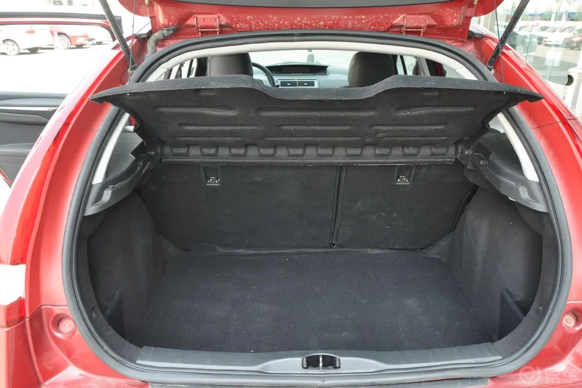 世嘉两厢 2.0L 自动 乐骋型行李箱空间