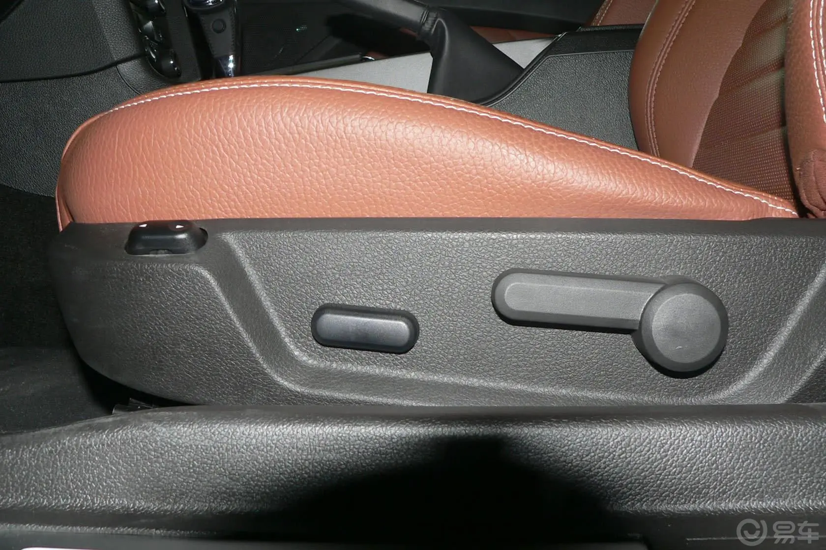 MustangV8 5.0L GT自动  豪华版 标配座椅调节键