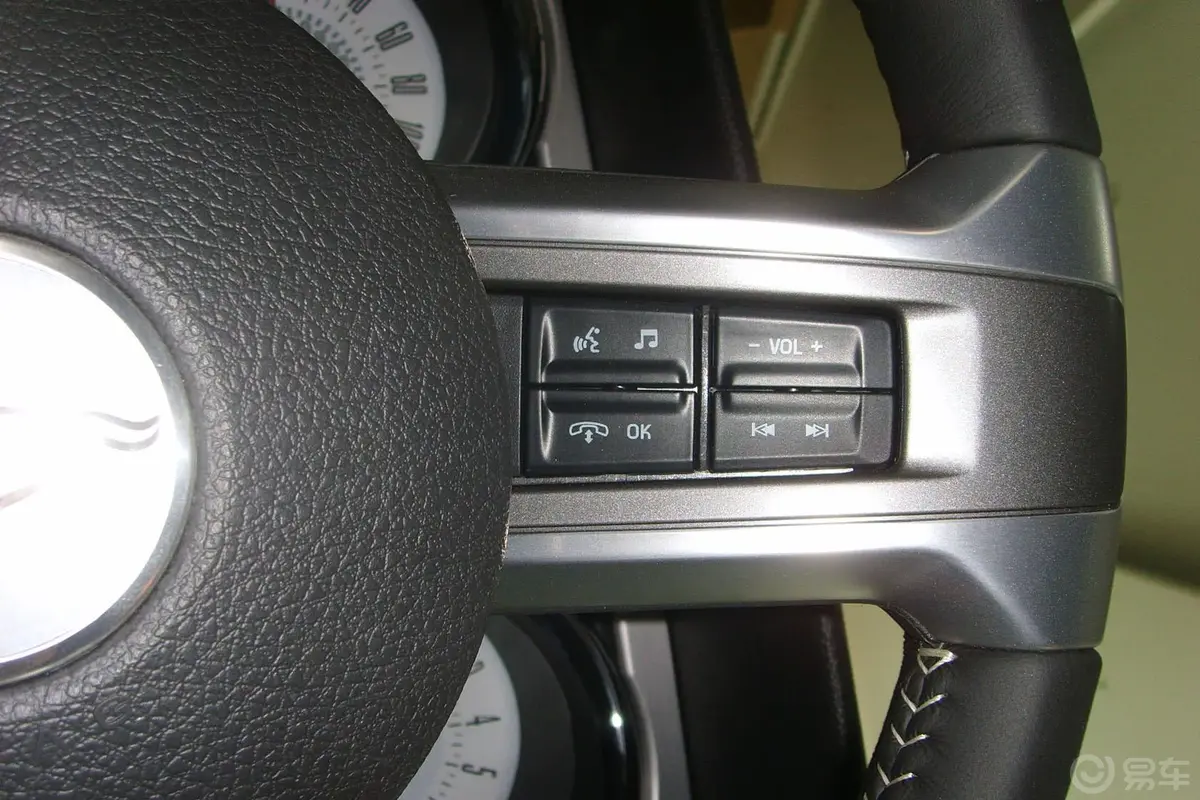 MustangV8 5.0L GT自动  豪华版 标配方向盘功能键（右）