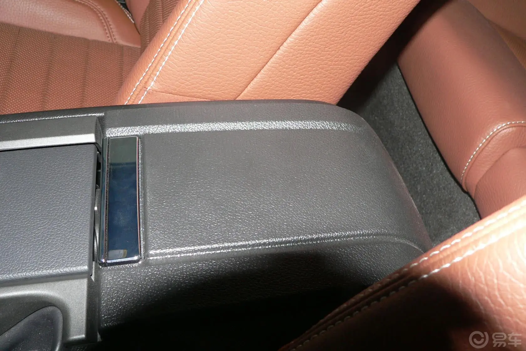 MustangV8 5.0L GT自动  豪华版 标配前排中央扶手箱