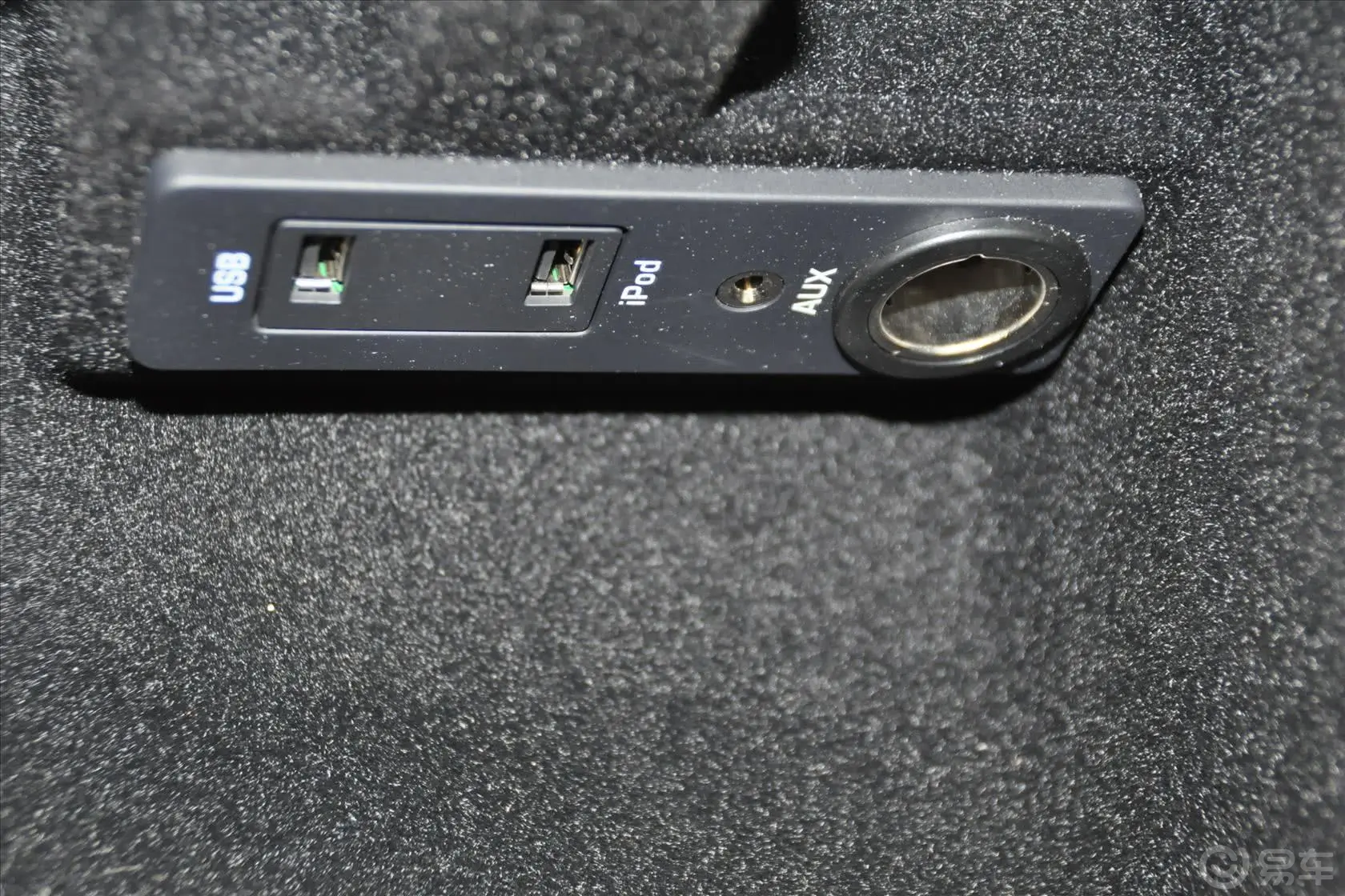 揽胜极光(进口)2.0T 3门眩蓝限量版USB接口