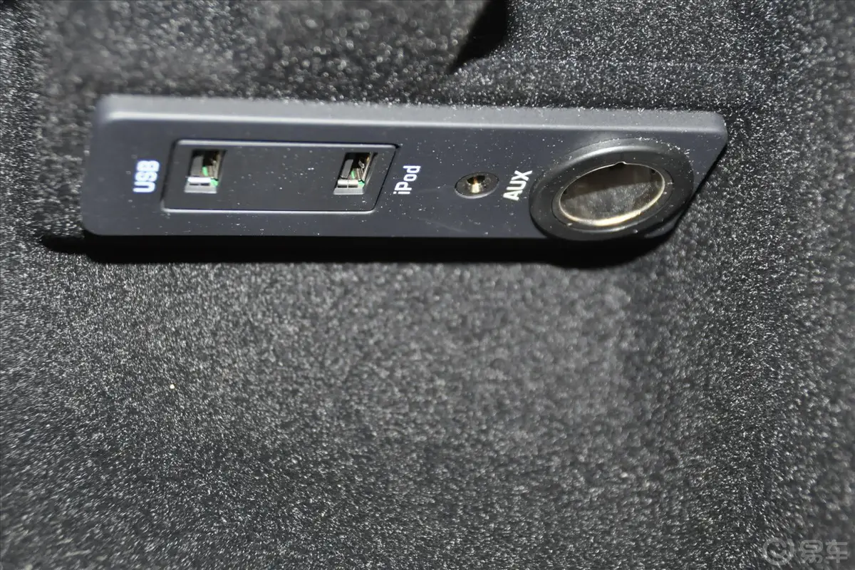 揽胜极光(进口)2.0T 3门眩蓝限量版USB接口