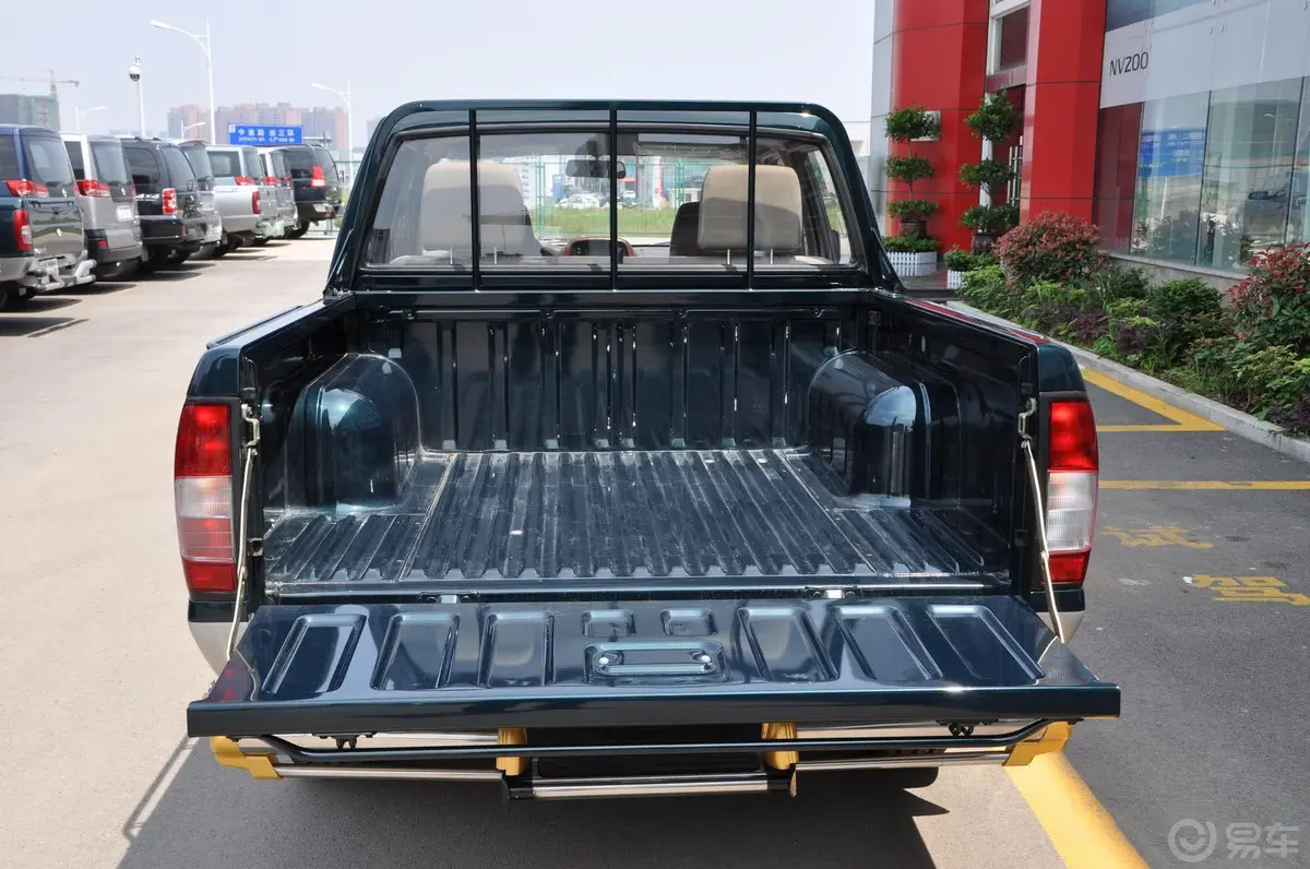 日产D22皮卡ZN1033U2G4 标准型行李箱空间