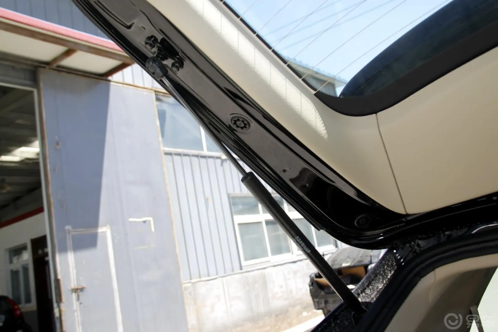 比亚迪S62.0L 手动 尊贵型 白金版行李厢支撑杆