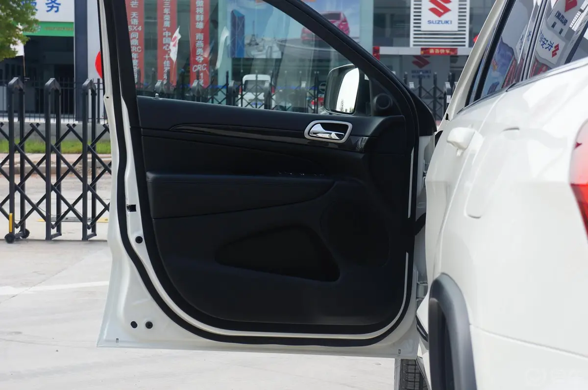 大切诺基(进口)3.6L 舒适导航版驾驶员侧车门内门板