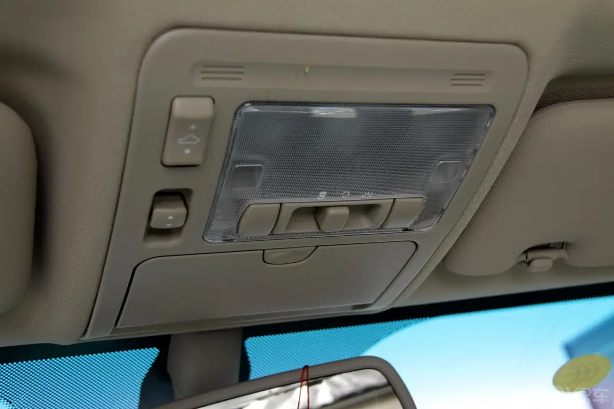 比亚迪S62.0L 手动 尊贵型 白金版前排车顶中央控制区