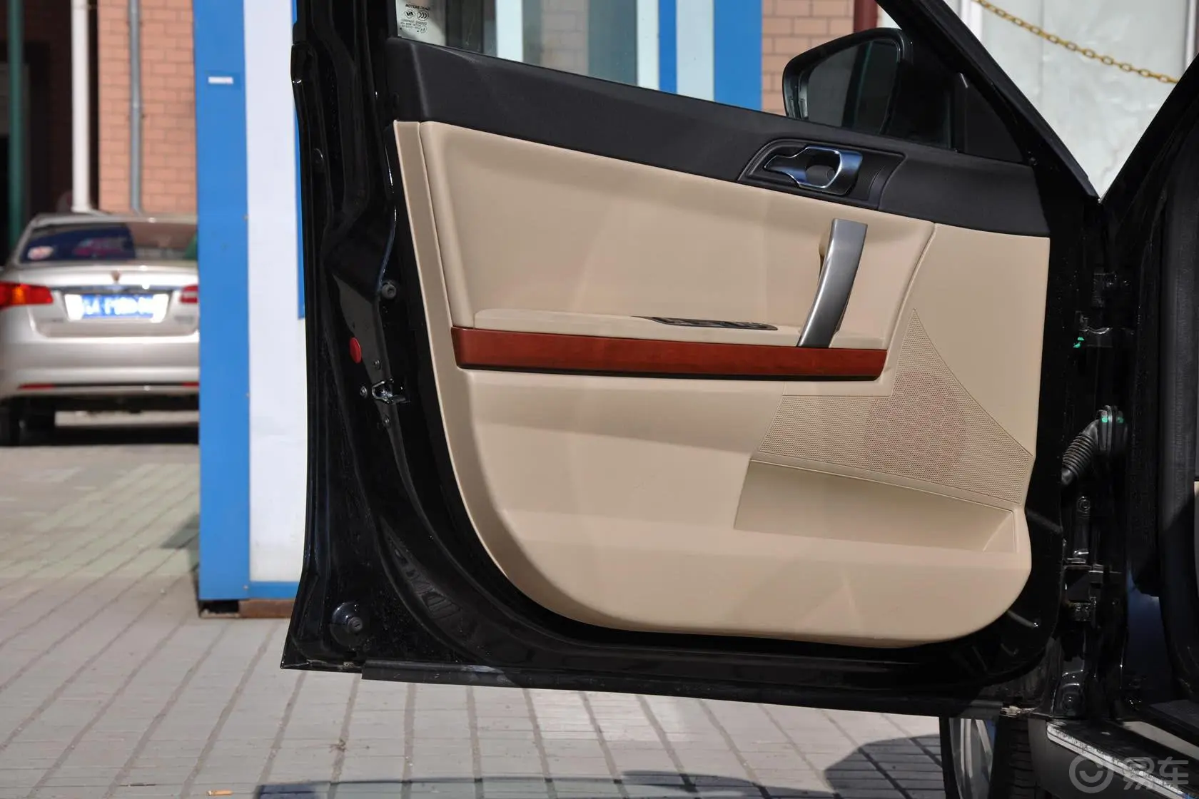 荣威550D 1.8T 手动 品逸版驾驶员侧车门内门板